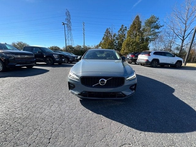 2023 Volvo S60 B5 Plus Dark Theme